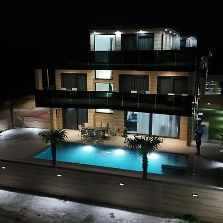 Crowonder Travera 3 With Heated Swimming Pool - Crowonder Luxury Rent Villa