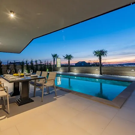 Crowonder Travera 3 With Heated Swimming Pool - Crowonder Luxury Rent Privlaka (Zadar)