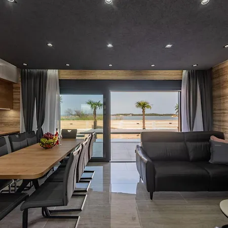 Crowonder Travera 3 With Heated Swimming Pool - Crowonder Luxury Rent Villa *