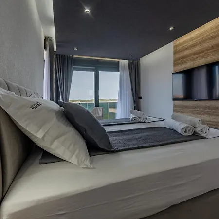 Crowonder Travera 3 With Heated Swimming Pool - Crowonder Luxury Rent Villa
