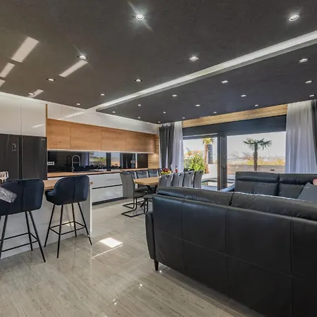 Crowonder Travera 3 With Heated Swimming Pool - Crowonder Luxury Rent Villa