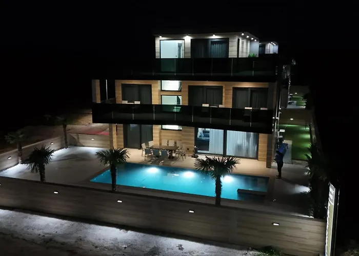 Crowonder Travera 3 With Heated Swimming Pool - Crowonder Luxury Rent Villa