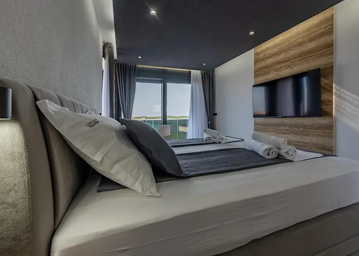 Crowonder Travera 3 With Heated Swimming Pool - Crowonder Luxury Rent Villa